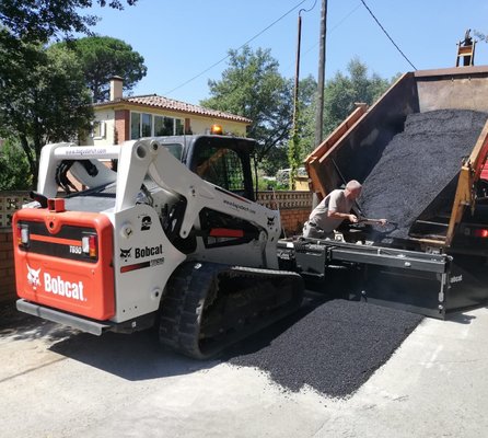 Nueva esparcidora de asfalto de Bobcat